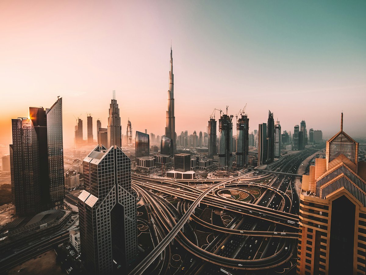 Burj Khalifa și zgârie-norii din Dubai la apus