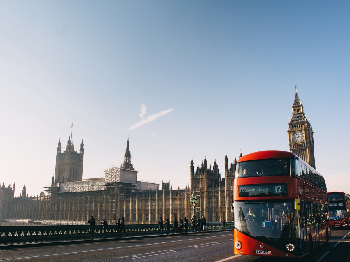 Autobuz roșu cu etaj lângă Palatul Westminster, Londra