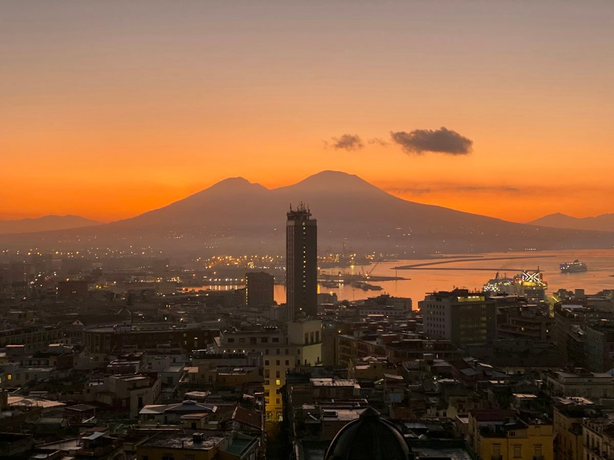 Napoli la apus, cu Vezuviul în fundal