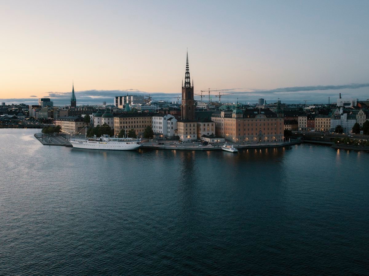 Insula Riddarholmen din Stockholm la apus