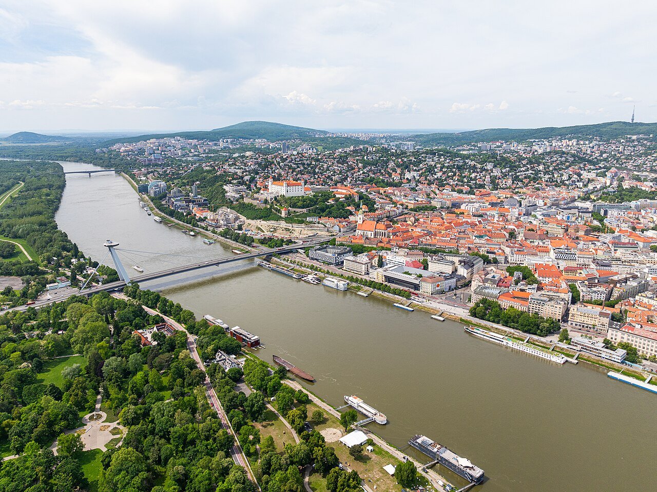 Castelul din Bratislava deasupra Dunării