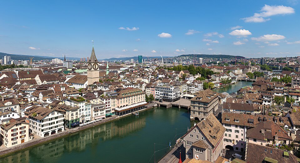 Orașul vechi din Zürich pe râul Limmat