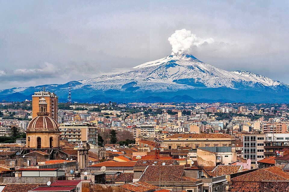 Catania cu vulcanul Etna în spate